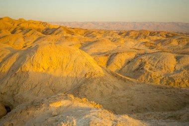 Marlstone kaya oluşumu, Neot Hakikar, Dead Sea, İsrail Güney Kuzey Arava Vadisi gündoğumu görünümü