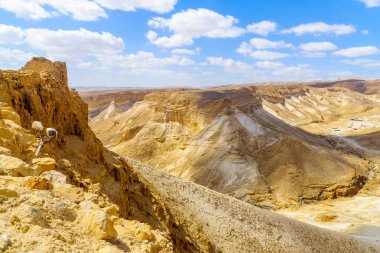 Masada (şimdi Ulusal Parkı) ve manzara, Judaean çölün, Güney İsrail doğu kenarında Kalesi'nin kalıntıları