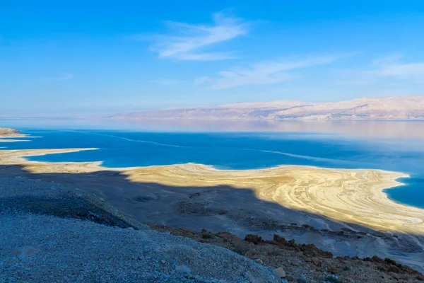이스라엘과 요르단 사이의 사해의 해안선의 — 스톡 사진