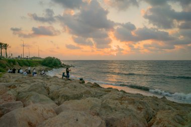 Haifa, İsrail - 06 Ağustos 2018: Sunset beach sahne yerel balıkçı ve diğer yerliler, Haifa, İsrail