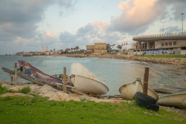 Günbatımı görünümü ve tekneler, Bat-Galim beach promenade Allenby değişim, Haifa, İsrail