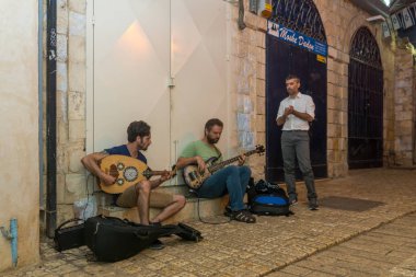 Safed, İsrail - 14 Ağustos 2018: Sahne Klezmer festivalin sokak müzisyenleri oynama, Safed (Tzfat), İsrail ile. Onun 31 yıllık geleneksel Yahudi Festivali Safed, genel sokaklarında