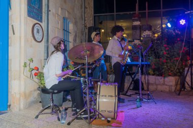 Safed, İsrail - 14 Ağustos 2018: Sahne Klezmer festivalin sokak müzisyenleri oynama, Safed (Tzfat), İsrail ile. Onun 31 yıllık geleneksel Yahudi Festivali Safed, genel sokaklarında