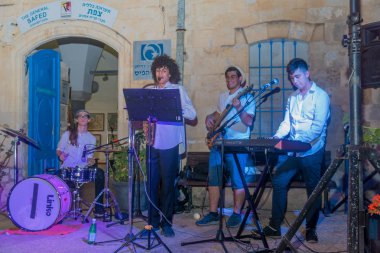 Safed, İsrail - 14 Ağustos 2018: Sahne Klezmer festivalin sokak müzisyenleri oynama, Safed (Tzfat), İsrail ile. Onun 31 yıllık geleneksel Yahudi Festivali Safed, genel sokaklarında