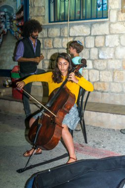 Safed, İsrail - 14 Ağustos 2018: Sahne Klezmer Festivali, müzisyen ve ziyaretçiler, Safed (Tzfat), İsrail ile. Onun 31 yıllık geleneksel Yahudi Festivali Safed, genel sokaklarında