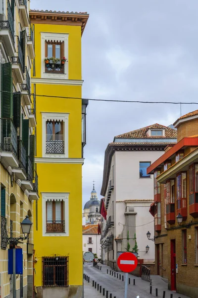 Типичная Улица Различными Зданиями Мадриде — стоковое фото