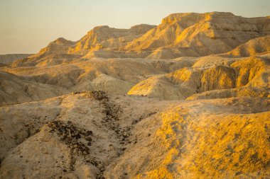 Marlstone kaya oluşumu, Neot Hakikar, Dead Sea, İsrail Güney Kuzey Arava Vadisi gündoğumu görünümü