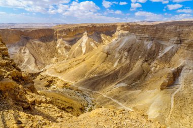 Kayalıklarla ve Judaean çölün, Güney İsrail Doğu kenarındaki Masada her bakıldığında manzara,