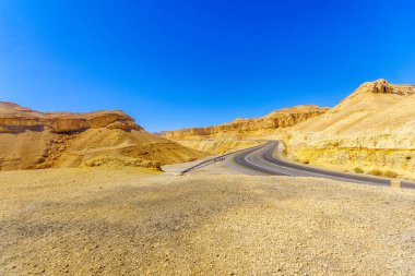 Çöl kayalıklarla, Kuzey Arava Vadisi, Güney İsrail arasında yol 25 sarma görünümünü