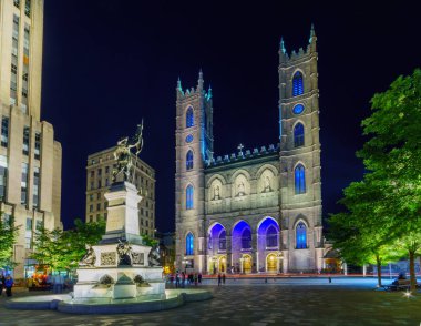 Montreal, Kanada - 07 Eylül 2018: Notre-Dame Basilica ve yer darmes kare, ziyaretçiler, Montreal, Quebec, Kanada'da gece görünümü