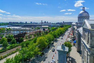 Montreal, Kanada - 08 Eylül 2018: Eski şehir ve eski bağlantı noktası ile yerliler ve ziyaretçiler, Montreal, Quebec, Kanada'da görünümünü