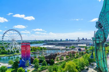Montreal, Kanada - 08 Eylül 2018: Görünüm (Notre-Dame-de-Bon-Secours Şapel) bir melek heykeli eski liman, La Grande Roue tekerlek, yerliler ve ziyaretçiler, Montreal, Quebec, Kanada