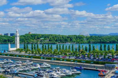 Montreal, Kanada - 08 Eylül 2018: Eski liman, saat kulesi, biyosfer, yerliler ve ziyaretçiler, Montreal, Quebec, Kanada'da görünüm