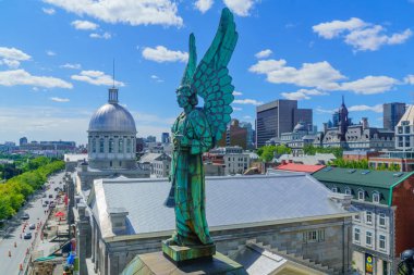 Montreal, Kanada - 08 Eylül 2018: Görünümü bir melek heykelinin (Notre-Dame-de-Bon-Secours Şapel), yerli ve ziyaretçiler, Montreal, Quebec, Kanada ile eski şehir