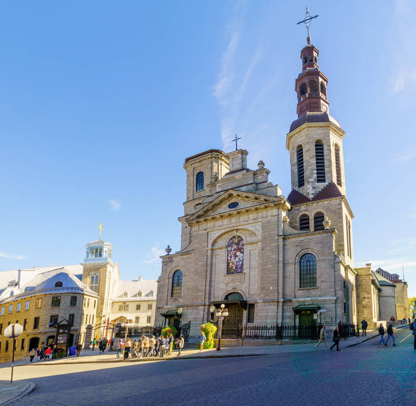 Квебек Сити, Канада - 27 сентября 2018 года: Вид на собор-базилику Нотр-Дам-де-Квебек, с местными жителями и посетителями, в Квебеке, Квебек, Канада
