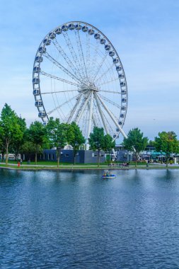 Montreal, Kanada - 09 Eylül 2018: Eski liman, La Grande Roue tekerlek, yerliler ve ziyaretçiler, Montreal, Quebec, Kanada'da görünüm