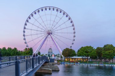 Montreal, Kanada - 09 Eylül 2018: Eski liman, La Grande Roue tekerlek, yerliler ve ziyaretçiler, Montreal, Quebec, Kanada gün batımı görünümü