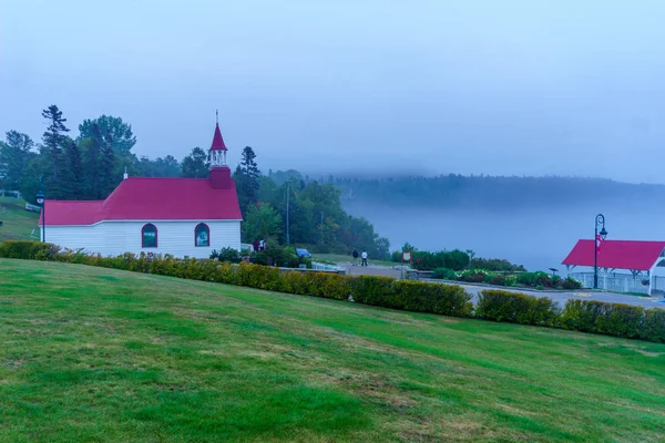 Tadoussac Kanada Září 2018 Pohled Staré Kaple Návštěvníky Tadoussac Quebec — Stock fotografie