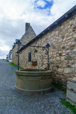 Louisbourg, Amerika Birleşik Devletleri - 20 Eylül 2018: Su iyi ve tarihi binaların Louisbourg, Cape Breton Adası, Nova Scotia, Kanada Kalesi