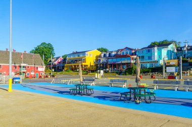 Lunenburg, Kanada - 21 Eylül 2018: Lunenburg, Nova Scotia, Kanada Turist Bluenose sürücüsündeki tarihi evleri