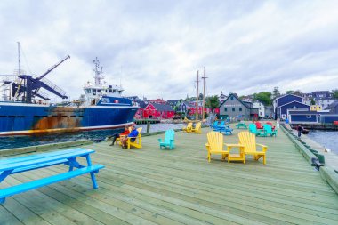 Lunenburg, Kanada - 21 Eylül 2018: Pier turistler, Lunenburg Harbor, Nova Scotia ile renkli sandalye ile