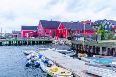 Lunenburg, Kanada - 21 Eylül 2018: Yerli halk ve turistler, d., Nova Scotia, Kanada ile bağlantı noktası ve waterfront binalar görünümünü