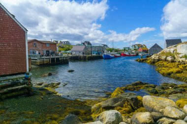 Peggys Cove, Canada - 22 Eylül 2018: Ahşap evler, tekneler ve turistler, Nova Scotia, Kanada Peggys Cove balıkçı köyü sahne
