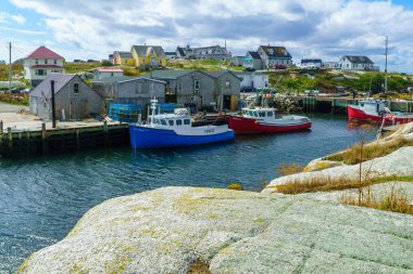 Peggys Cove, Canada - 22 Eylül 2018: Ahşap evler, tekneler ve turistler, Nova Scotia, Kanada Peggys Cove balıkçı köyü sahne