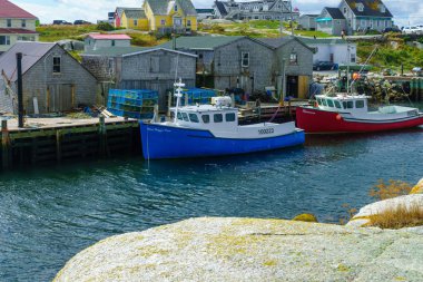 Peggys Cove, Canada - 22 Eylül 2018: Ahşap evler, tekneler ve turistler, Nova Scotia, Kanada Peggys Cove balıkçı köyü sahne