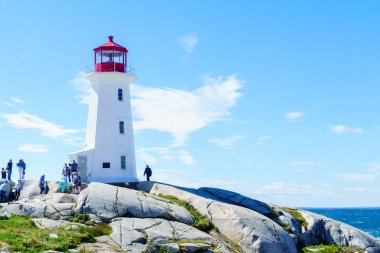 Peggys Cove, Canada - 22 Eylül 2018: Deniz feneri, turistler, balıkçı köyü Peggys Cove, Nova Scotia, Kanada ile görünümünü
