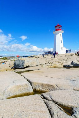 Peggys Cove, Canada - 22 Eylül 2018: Deniz feneri, turistler, balıkçı köyü Peggys Cove, Nova Scotia, Kanada ile görünümünü