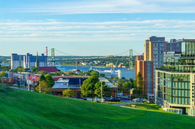Halifax, Kanada - 22 Eylül 2018: Görünüm şehir bina ve yerli halk ve ziyaretçiler, Halifax, Nova Scotia, Kanada ile Angus L. Macdonald köprü