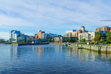 Halifax, Kanada - 23 Eylül 2018: Yerli halk ve ziyaretçiler, Halifax, Nova Scotia, Kanada ile liman ve şehir binaları görünümünü