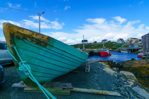 Peggys Cove, Canada - 22 Eylül 2018: Ahşap evler, tekneler ve turistler, Nova Scotia, Kanada Peggys Cove balıkçı köyü sahne