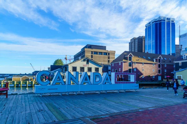 港と市街の建物 地元の人や訪問者 ハリファックス ノバスコシア カナダのハリファックス カナダ 2018 ビュー — ストック写真