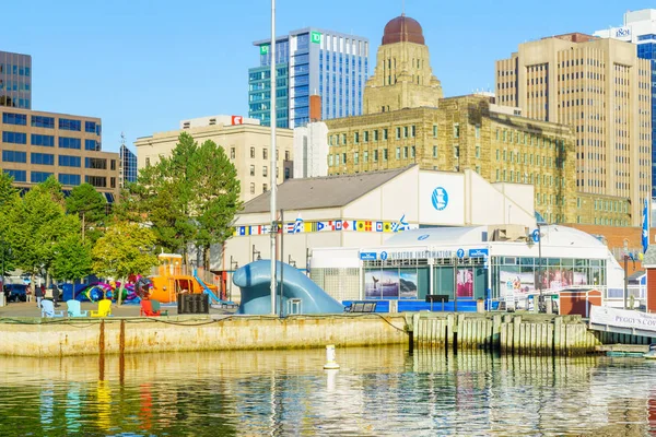 加拿大哈利法克斯 2018年9月23日 加拿大新斯科舍省哈利法克斯的港口和市中心 当地人和游客的景色 — 图库照片