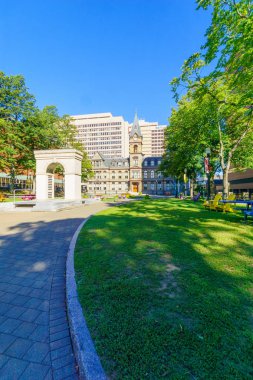 Halifax, Kanada - 23 Eylül 2018: Fallen barış subay Anıtı ve City Hall, Halifax, Nova Scotia, Kanada grand parade kare görünümünü