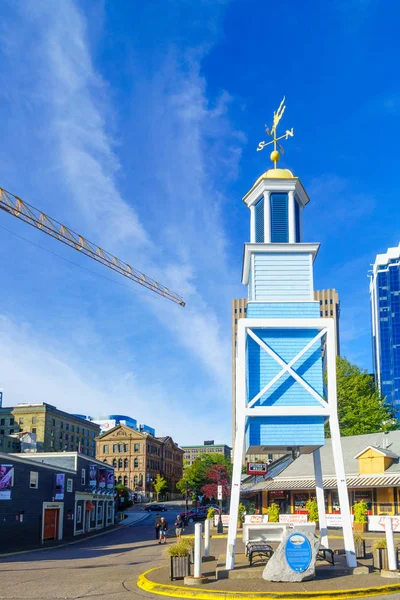 加拿大哈利法克斯 2018年9月23日 加拿大新斯科舍省哈利法克斯港的船坞钟和其他有当地人和游客的建筑 — 图库照片