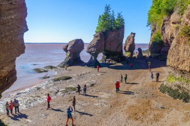 Hopewell Cape, Kanada - 24 Eylül 2018: Görünüm Hopewell Rocks ziyaretçi ile düşük gelgit. New Brunswick, Amerika Birleşik Devletleri
