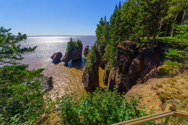 Hopewell Cape, Kanada - 24 Eylül 2018: Görünüm, Hopewell taşlara yüksek gelgit, ziyaretçi. New Brunswick, Amerika Birleşik Devletleri