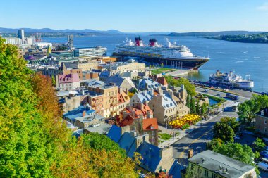 Quebec City, Amerika Birleşik Devletleri - 27 Eylül 2018: Görünümü alt şehir ve yerli halk ve ziyaretçiler, Quebec City, Quebec, Kanada ile Saint Lawrence Nehri