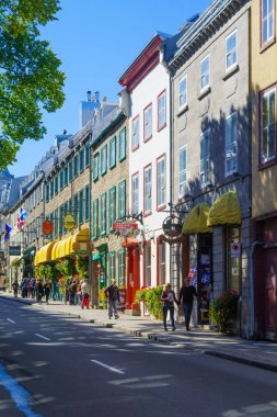 Quebec City, Amerika Birleşik Devletleri - 27 Eylül 2018: Tarihi kentin tarihi binaları, yerliler ve ziyaretçiler, Quebec City, Quebec, Kanada sahne