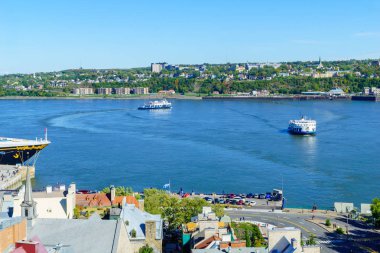 Québec, Kanada - 27 Eylül 2018: Yerli halk ve ziyaretçiler, Quebec City, Quebec, Kanada ile Saint Lawrence Nehri feribot trafikte görünümünü