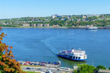 Québec, Kanada - 27 Eylül 2018: Yerli halk ve ziyaretçiler, Quebec City, Quebec, Kanada ile Saint Lawrence Nehri feribot trafikte görünümünü