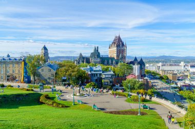 Québec, Kanada - 27 Eylül 2018: Yerli halk ve ziyaretçiler, Quebec City, Quebec, Kanada ile kalenin eski kasabadan görünümünü