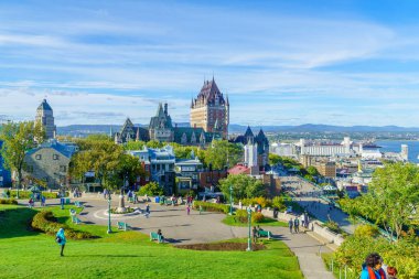 Québec, Kanada - 27 Eylül 2018: Yerli halk ve ziyaretçiler, Quebec City, Quebec, Kanada ile kalenin eski kasabadan görünümünü