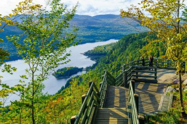 Lac-Superieur, Amerika Birleşik Devletleri-28 Eylül 2018: La Roche görünümü gözlem noktası, Monroe göl ve park ziyaretçiler ve sonbahar yaprakları renkleri Mont Tremblant Milli Parkı, Quebec, Kanada ile