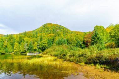 Lac-Superieur, Amerika Birleşik Devletleri-29 Eylül 2018: Görünüm Monroe Gölü, ziyaretçiler ve sonbahar yaprakları renkleri Mont Tremblant Milli Parkı, Quebec, Kanada ile