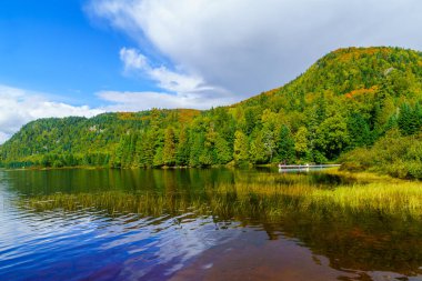 Lac-Superieur, Amerika Birleşik Devletleri-29 Eylül 2018: Görünüm Monroe Gölü, ziyaretçiler ve sonbahar yaprakları renkleri Mont Tremblant Milli Parkı, Quebec, Kanada ile