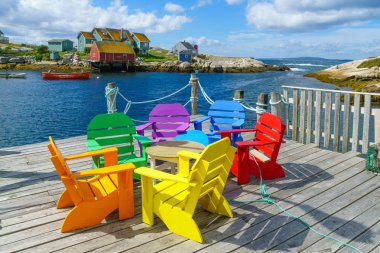 Renkli sandalyeler, tekneler ve evlerde balıkçı köyü Peggys Cove, Nova Scotia, Kanada